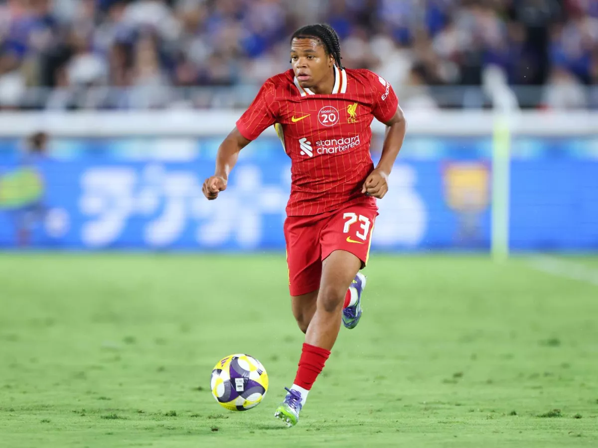 Liverpul Ngumohani professional shartnoma bilan taqdirladi