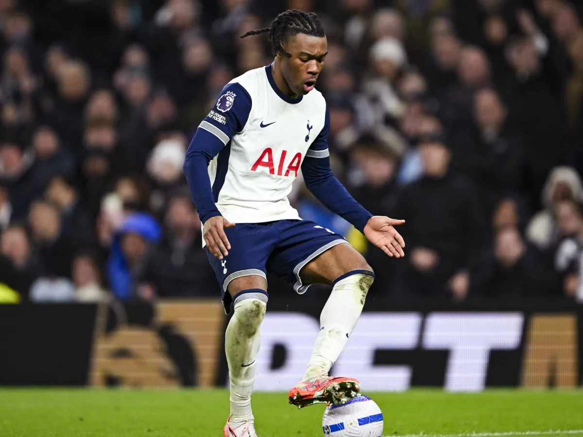 Tottenhem futbolchisiga qurol bilan tahdid qilindi